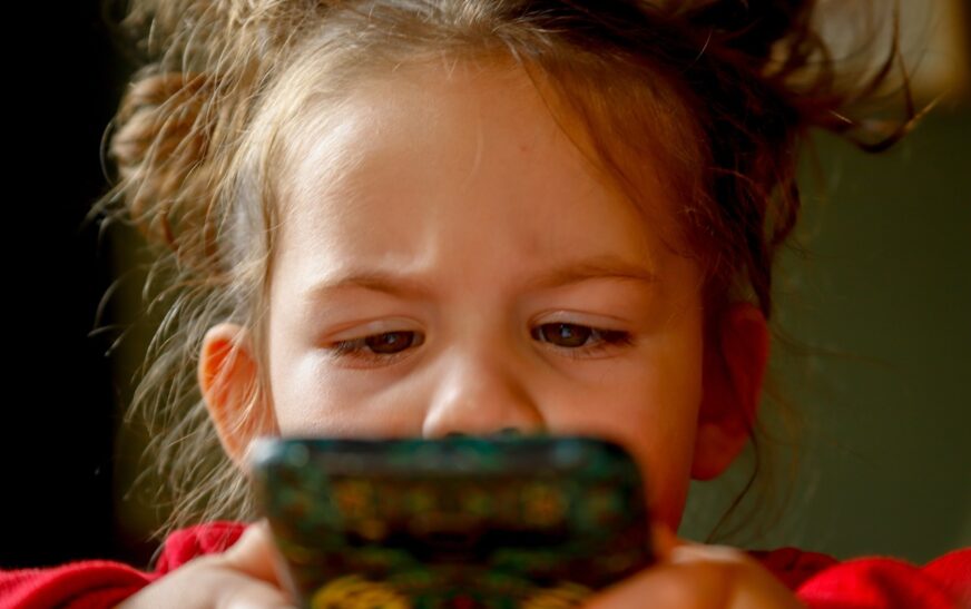 Enfants otages des écrans : Sauver la nouvelle génération
