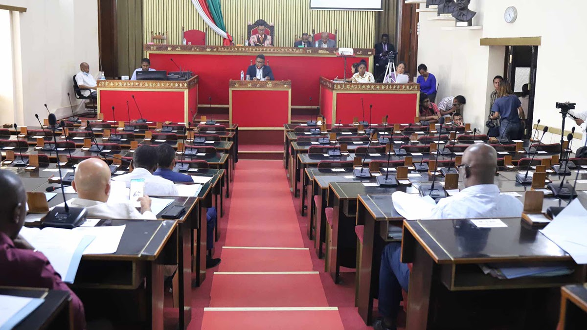 Félicitations aux nouveaux députés de Madagascar pour leur noble mission de servir… leurs propres intérêts !